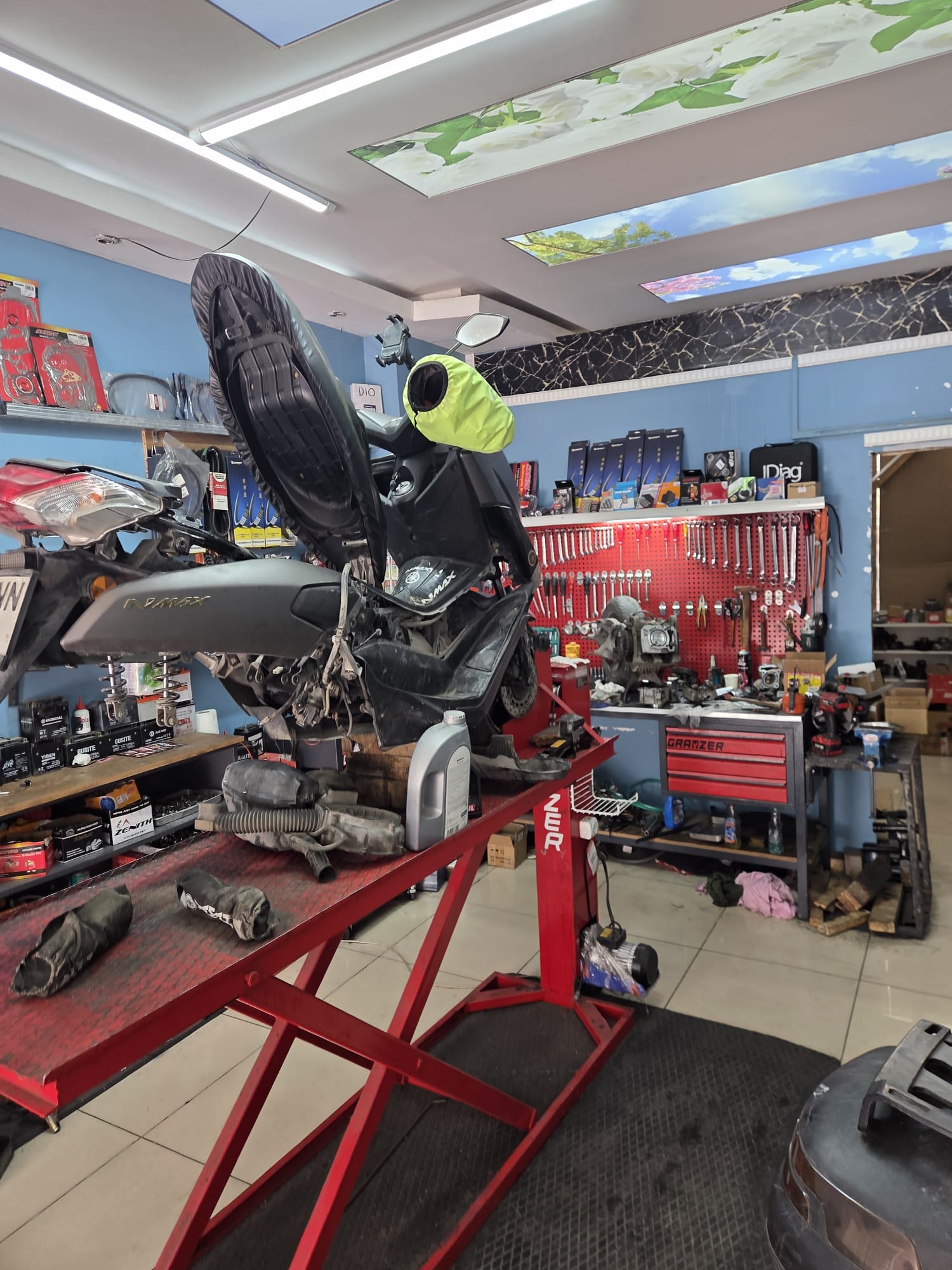 Temel Motors servis içi motosiklet bakım alanı