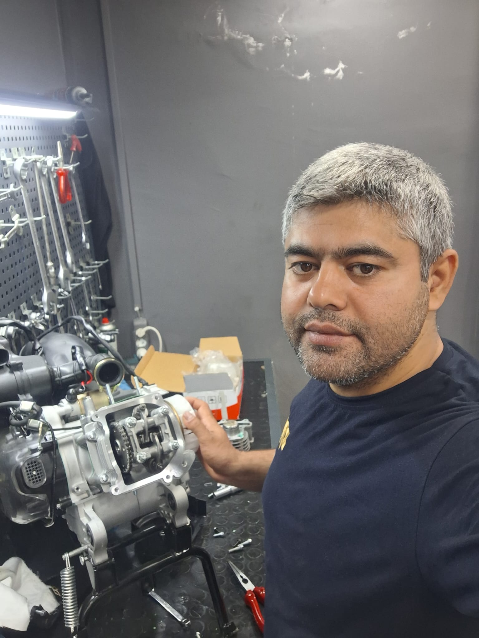 Motosiklet motor parçaları ve bakım tezgahı